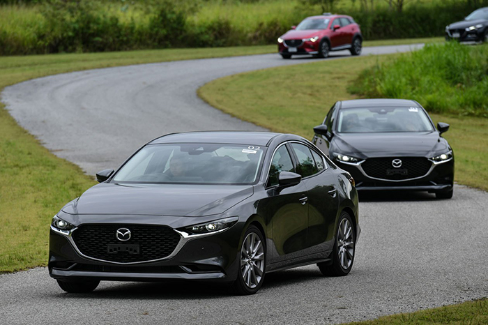 Hình ảnh so sánh an toàn xe Mazda 3 1.5 và 2.0