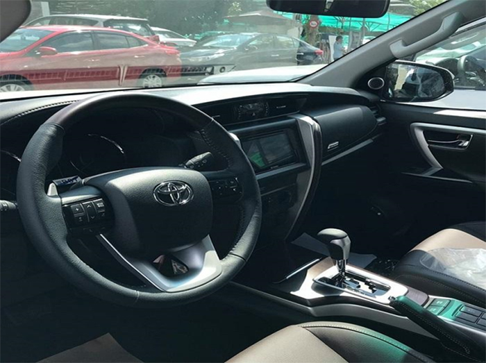 Nội thất bên trong Toyota Fortuner 2020 máy xăng sang trọng