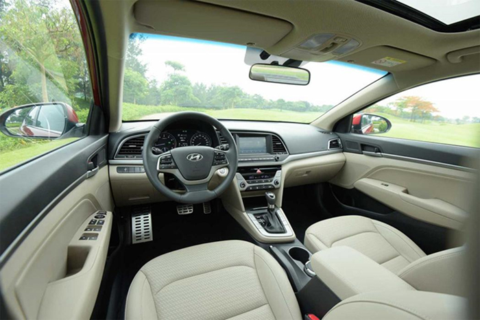 Không gian nội thất xe Elantra nhỉnh hơn Mazda3 về sự rộng rãi, thoải mái