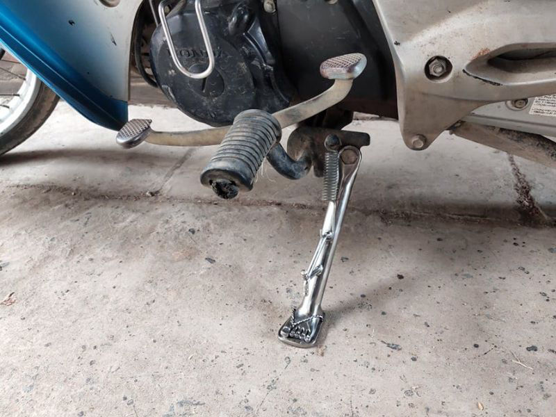 Chân chống xe máy bị nghiêng xử lý như thế nào