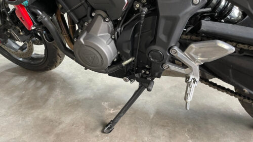 Chân chống xe máy bị nghiêng xử lý như thế nào?