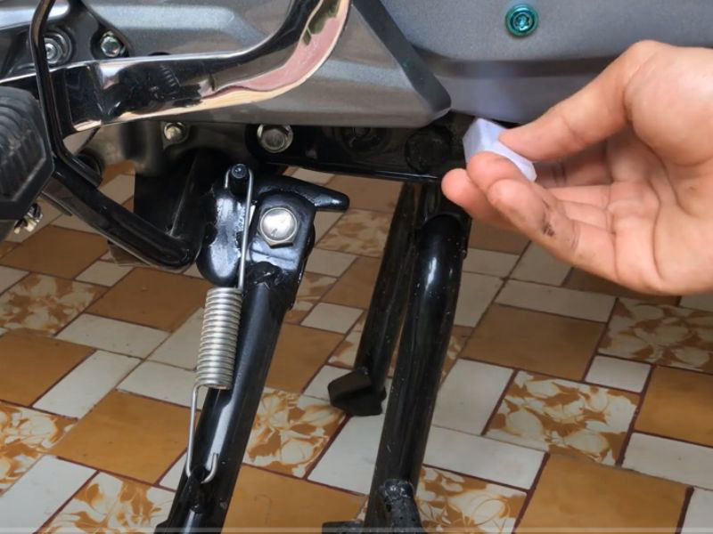 Chân chống xe máy bị nghiêng xử lý như thế nào