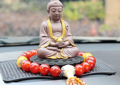 Cách đặt tượng Phật để xe ô tô theo tuổi và lưu ý quan trọng khi mua