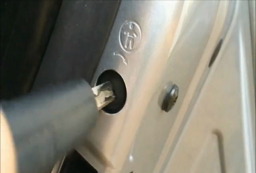 Thao tác sử dụng khóa trẻ em rất đơn giản