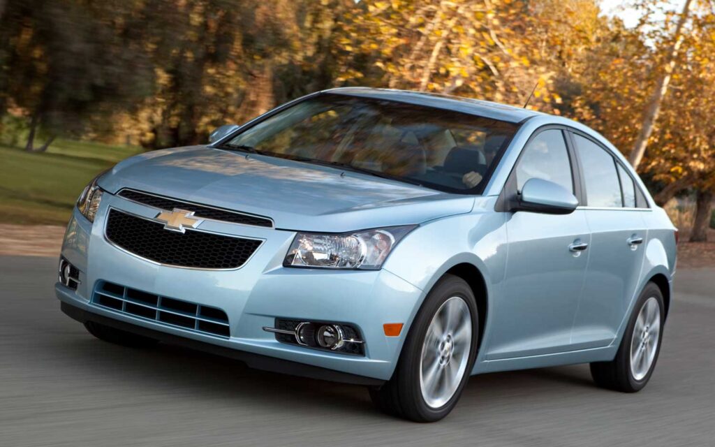 Chevrolet Cruze màu xanh ngọc thời thượng
