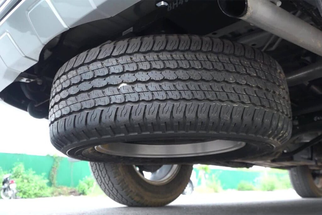 Lốp dự phòng giúp xe có thể di chuyển khi lốp chính bị vấn đề