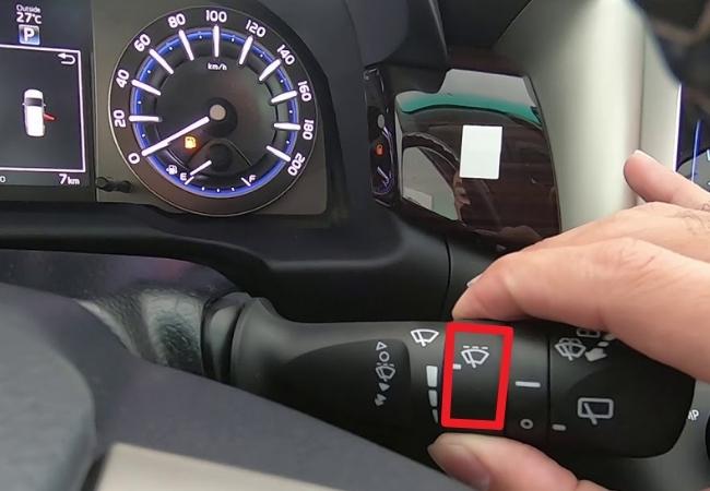 Gạt lên gạt xuống hoặc xoay núm vặn để thao tác