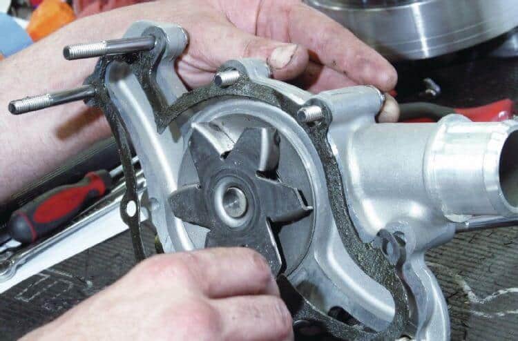 Bơm nước làm mát bị hỏng gây quá nhiệt cho xe ô tô