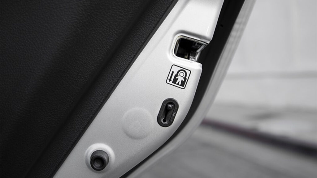 Khóa trẻ em trên xe ô tô