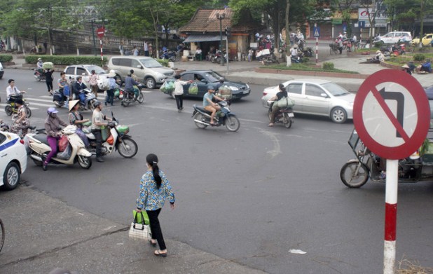 Nếu biển cấm rẽ không đi kèm biển cấm quay đầu thì xe vẫn được phép quay xe