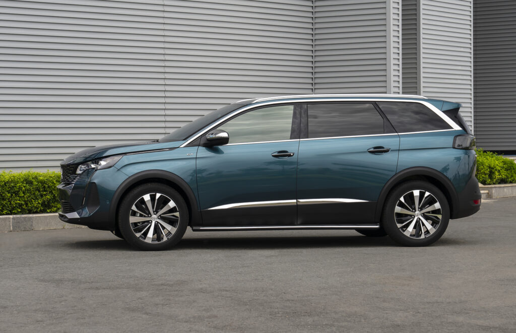 Xe ô tô gầm cao cho nữ Peugeot 5008