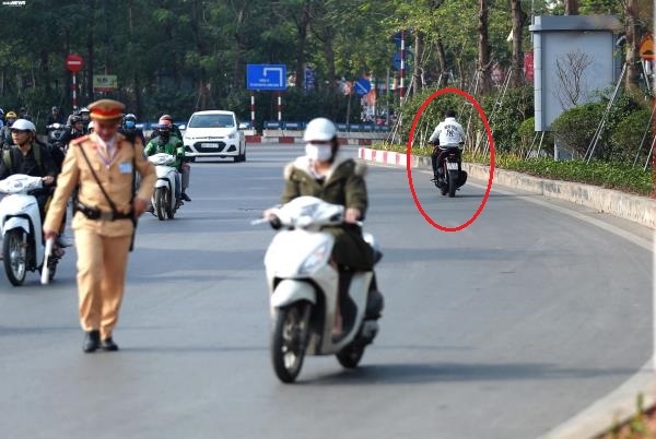 Xe máy quay đầu xe trốn cảnh sát có thể bị phạt nặng
