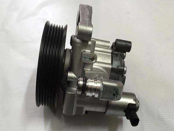 Bơm trợ lực hỏng cũng làm cho vô lăng không tự trả lái