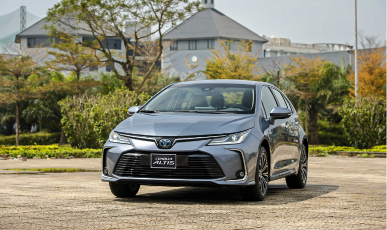 So sánh Vios và Altis: nên chọn xe sedan Toyota nào?
