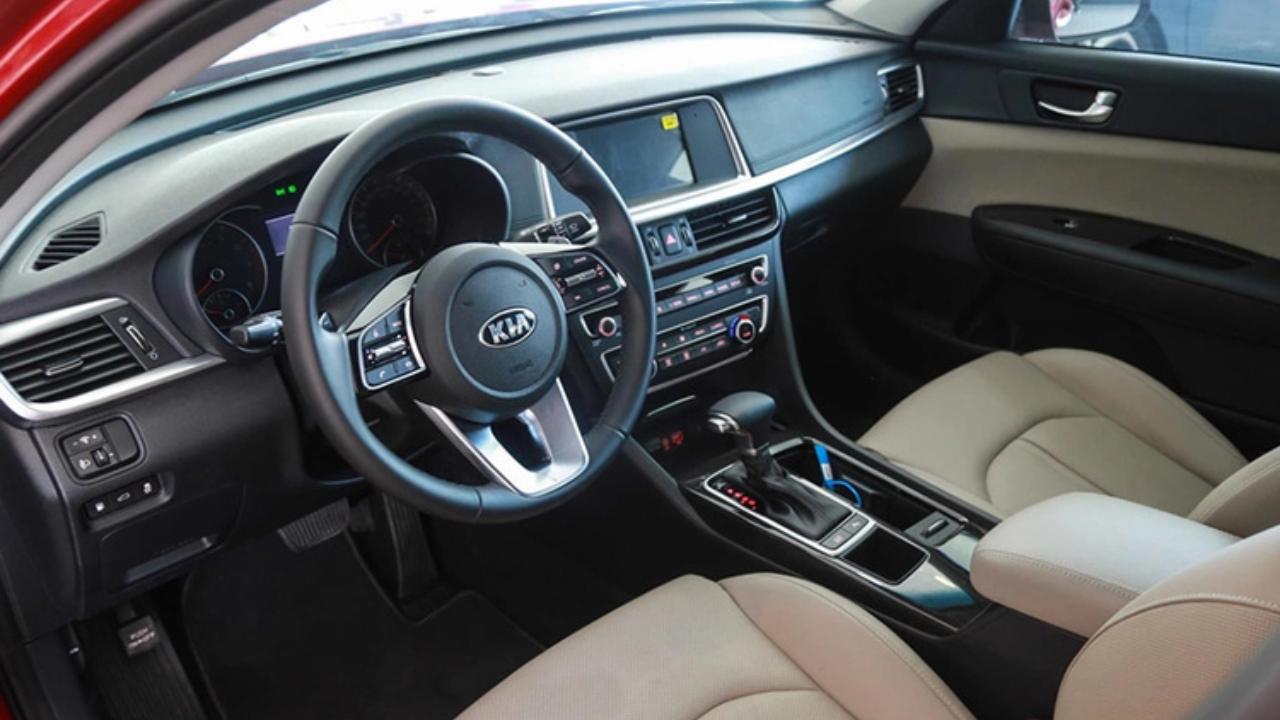 Kia Optima - Cửa sổ trời toàn cảnh