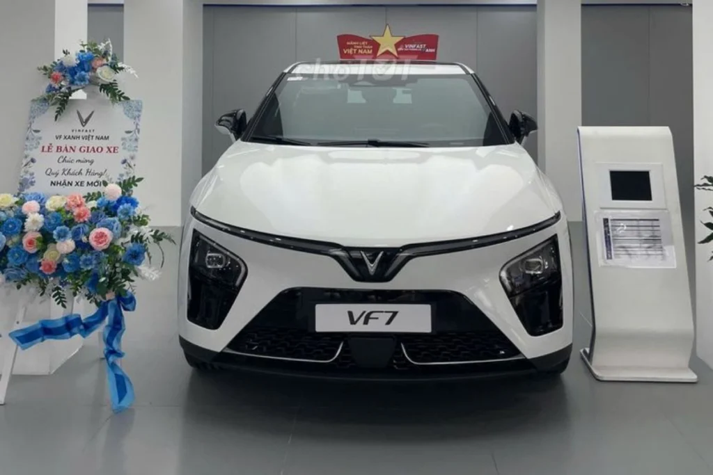 review Vinfast VF7 plus hình 1