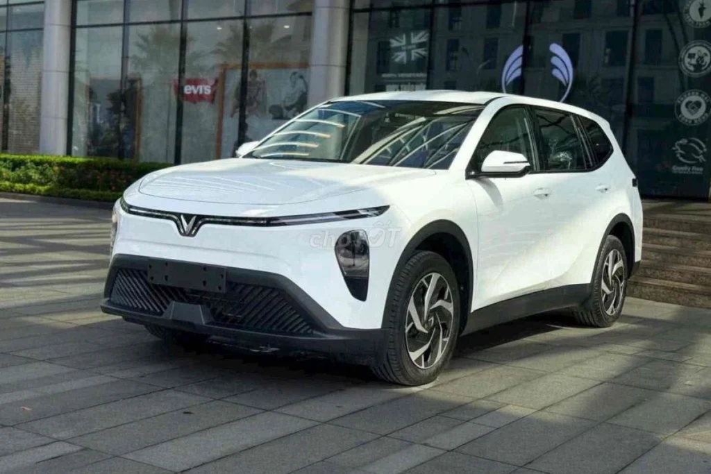 review Vinfast Limo Green