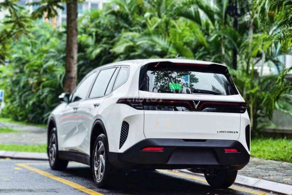 review Vinfast Limo Green hình 2
