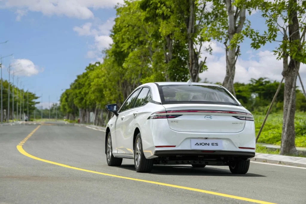 review Aion ES hình 2