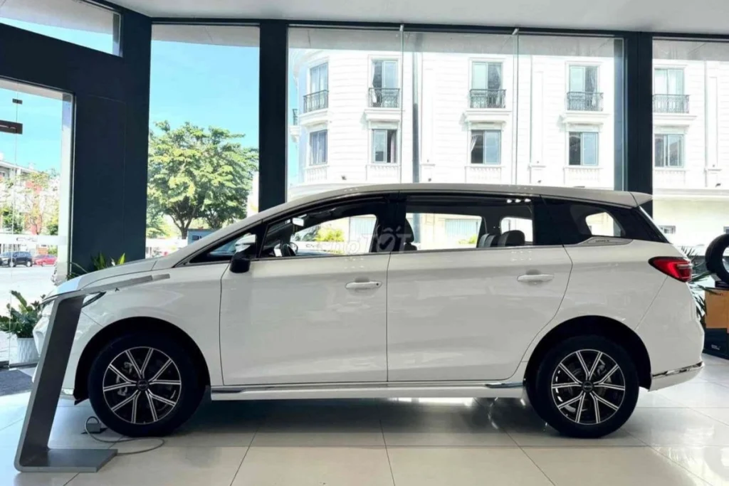 Nội thất BYD M6 hình 1