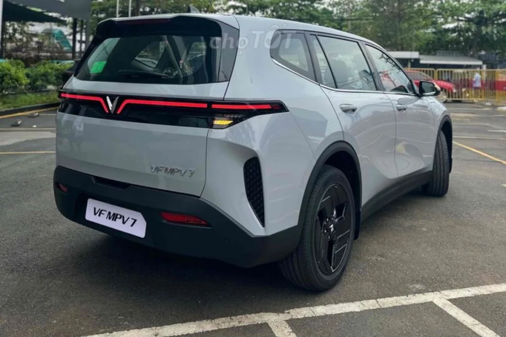 review VinFast VF MPV 7 hình 2