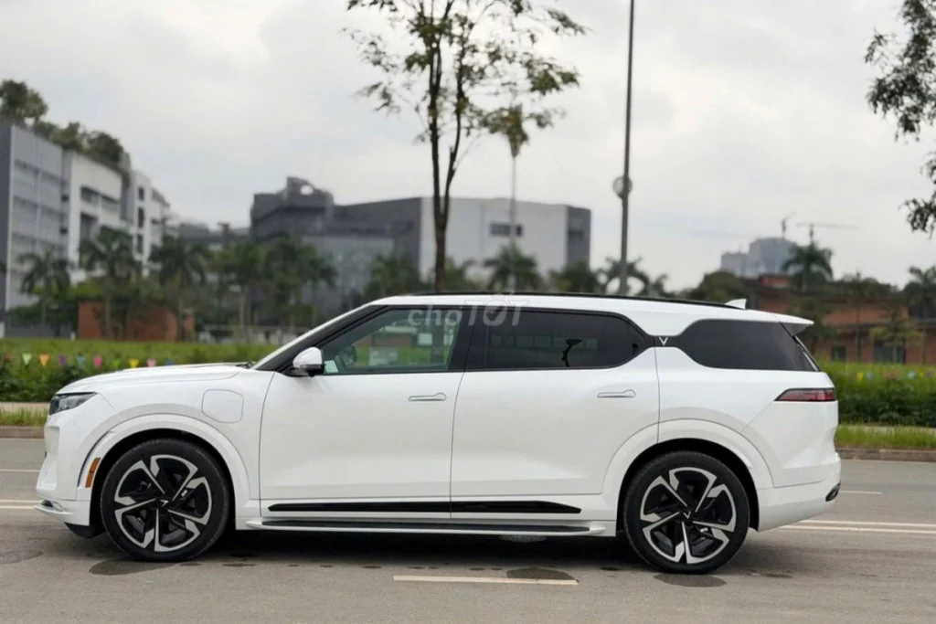 review Vinfast VF9 hình 2