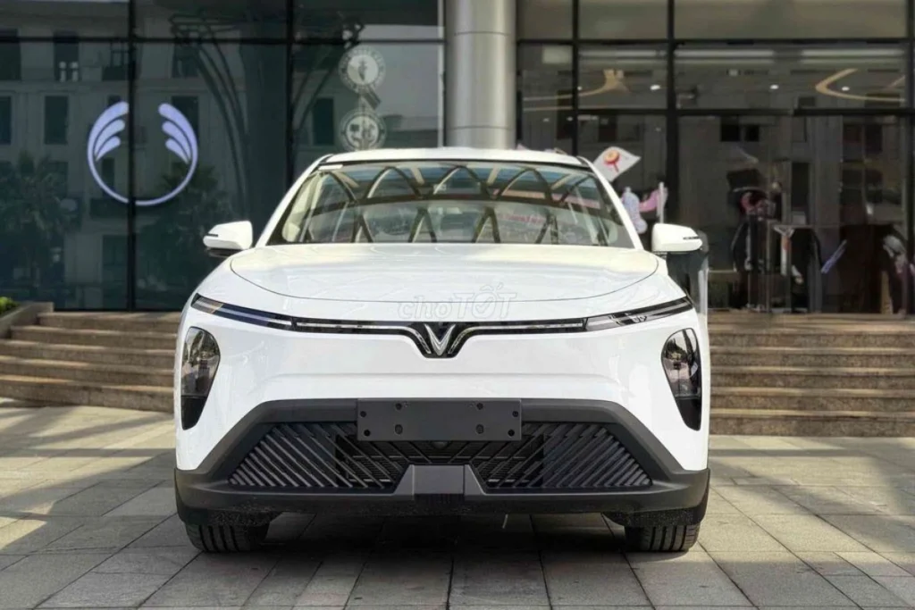 review Vinfast Limo Green hình 1