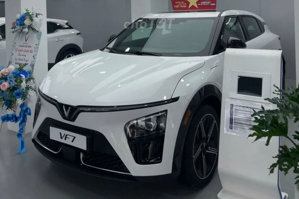 review Vinfast VF7 plus