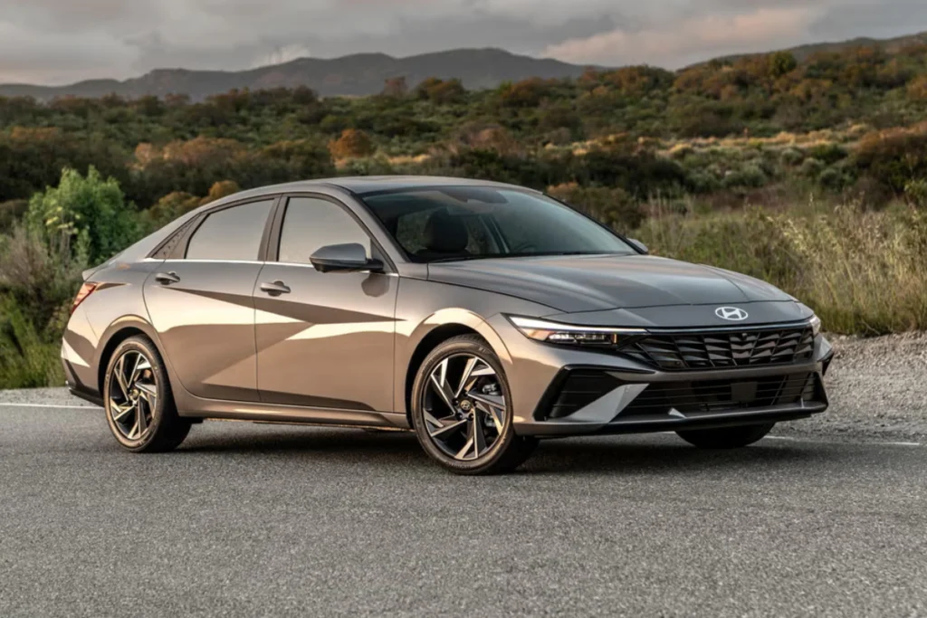 Hyundai Elantra mấy chỗ hình 2