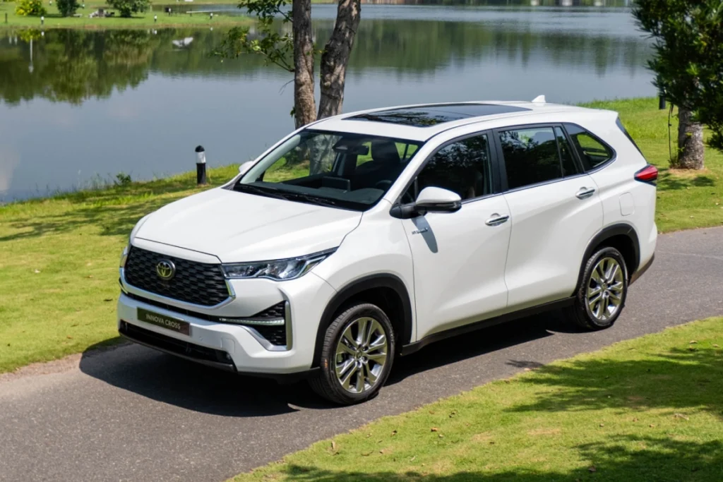 so sánh innova cross xăng và hybrid hình 2