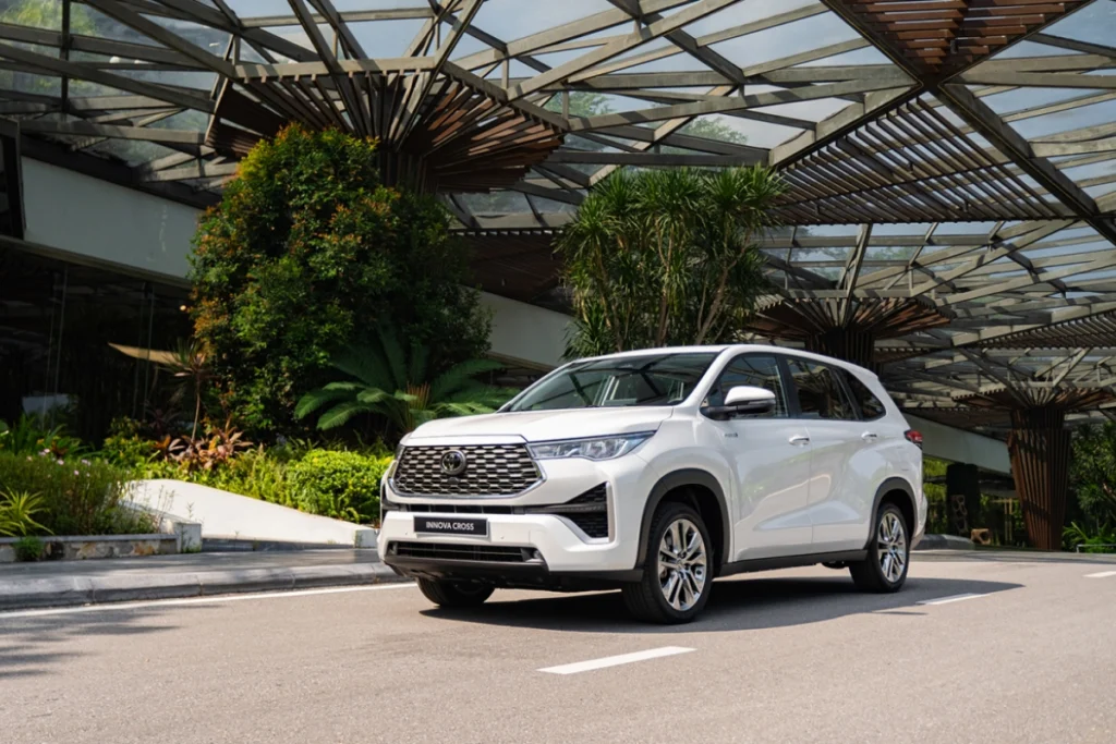 so sánh innova cross xăng và hybrid hình 3
