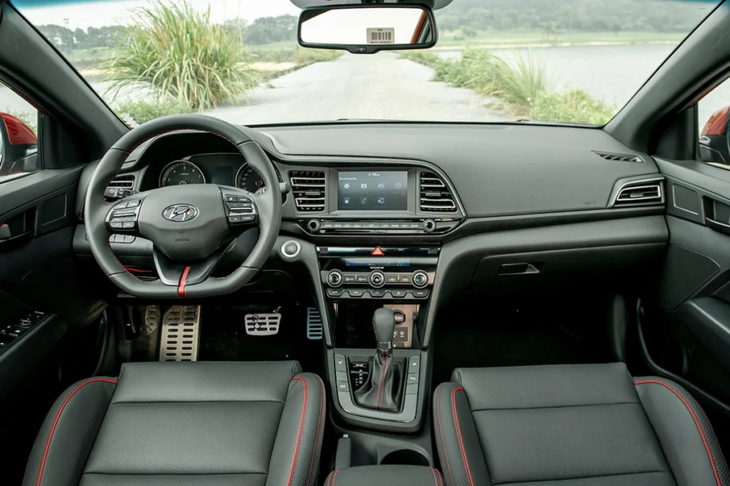 Nội thất Hyundai Elantra: Đánh giá không gian lái chuẩn xe đua nội thất Hyundai Elantra