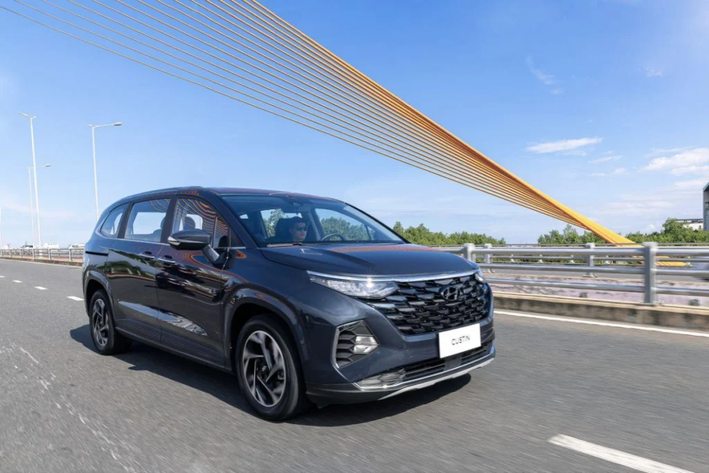 xe Hyundai Custin mấy chỗ hình 3