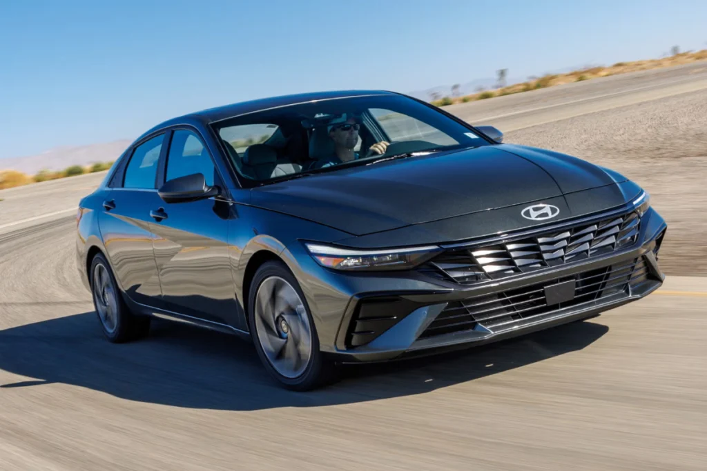 Hyundai Elantra mấy chỗ hình 3