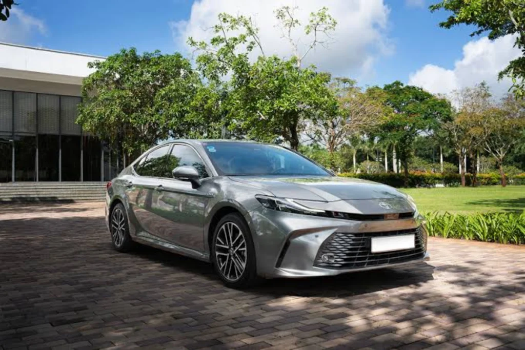 Toyota Camry HEV ra mắt hình 1