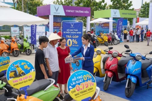 VinFast tặng quà cho khách hàng cũ