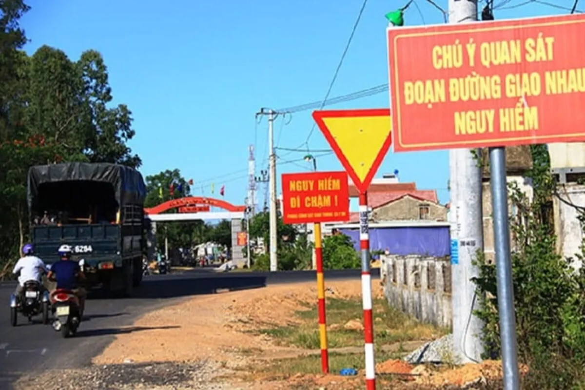 Phân biệt biển báo tam giác vàng viền đỏ hình 2