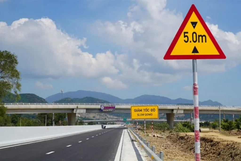 Cách phân biệt biển báo tam giác vàng viền đỏ W.235 và W.236 Phân biệt biển báo tam giác vàng viền đỏ